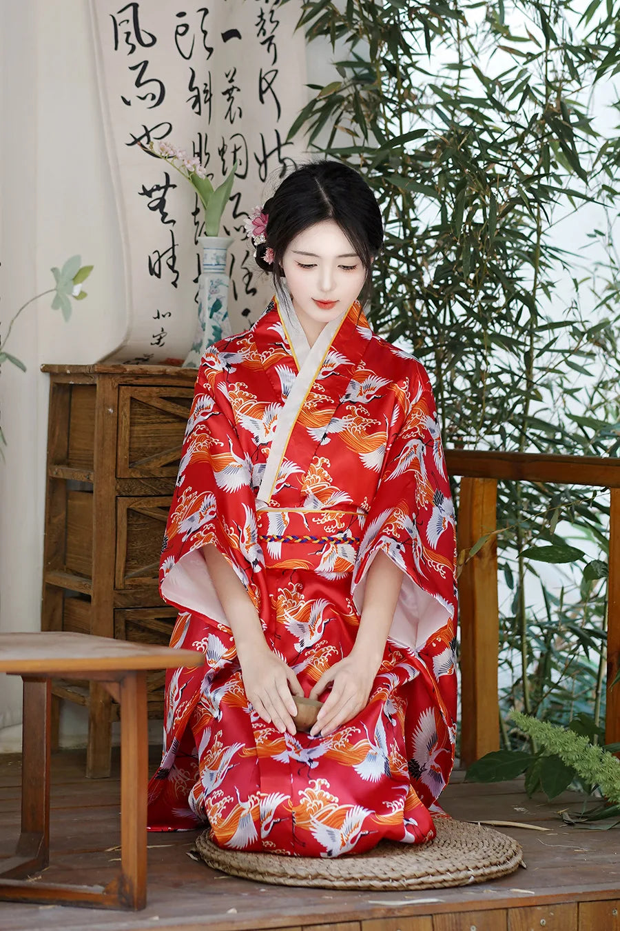 Tenue japonaise rouge avec cigognes pour femme