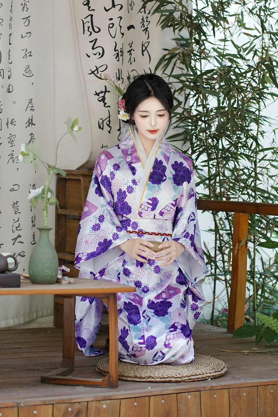 Yukata femme à fleurs violettes sur fond clair