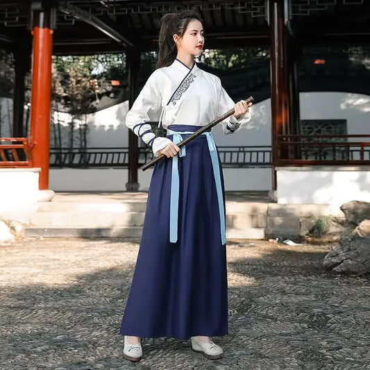 Hanfu blanc avec inscriptions bleues et jupe bleu nuit