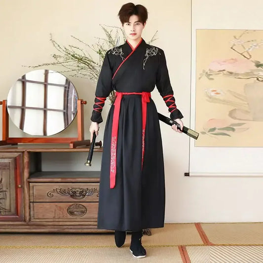 Hanfu noir avec motifs dorés sur les épaules
