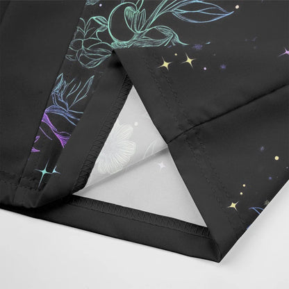 Détail imprimé fleurs violettes et turquoise sur haori noir
