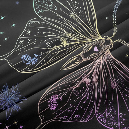 Gros plan broderie papillon nocturne sur haori noir