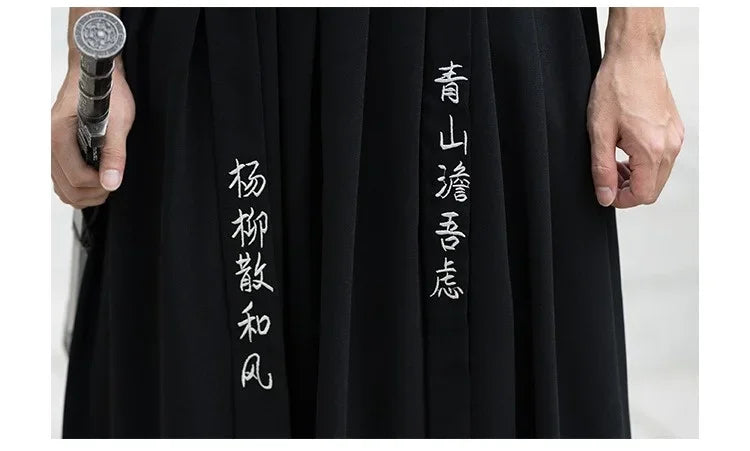 Kimono asiatique noir avec broderies de kanji