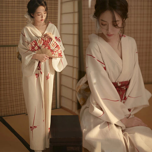 Kimono blanc japonais avec obi rouge, symbole de pureté et de tradition.