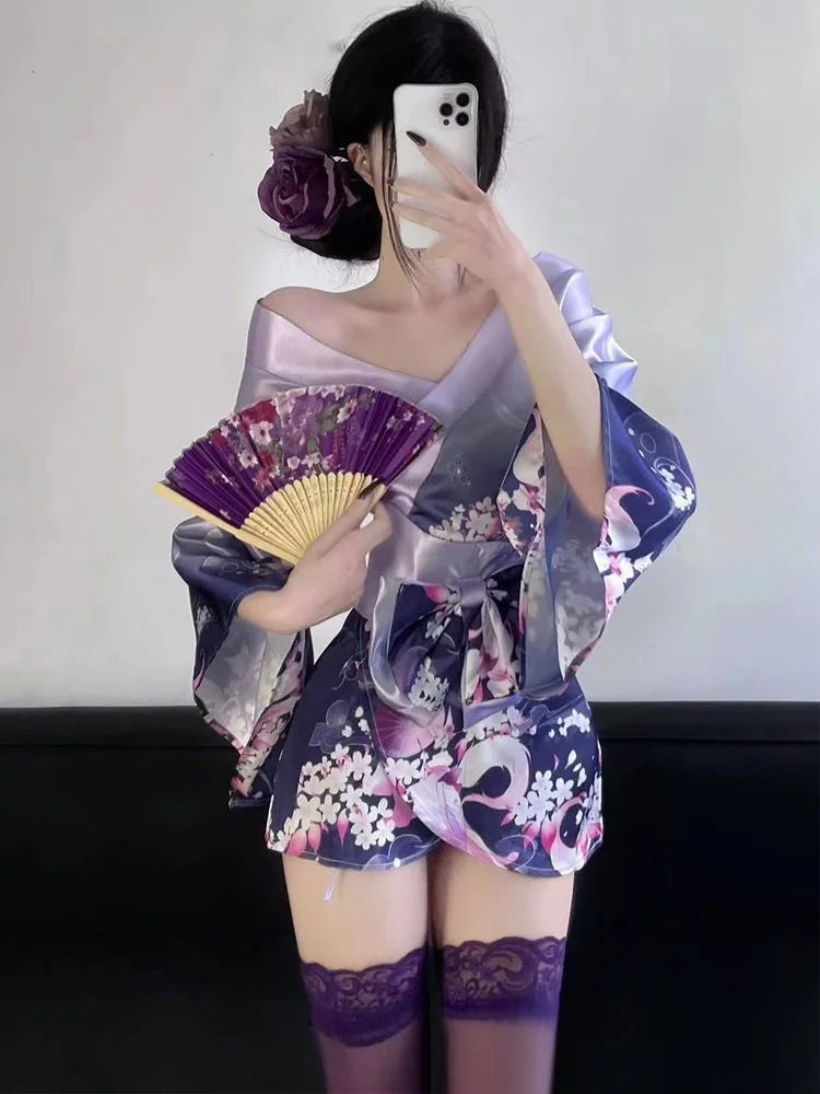 Motifs floraux sur kimono japonais violet