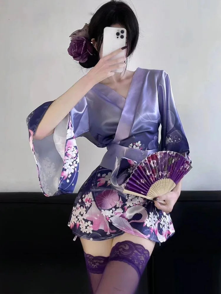 Kimono violet pour femme avec fleurs japonaises