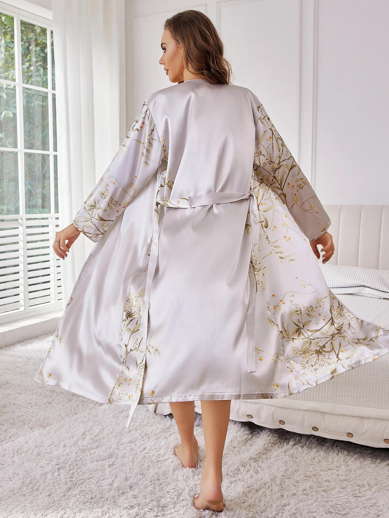 kimono japonais blanc motifs floraux dorés