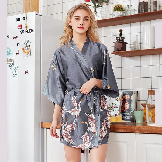 Kimono gris avec des motifs de grue japonais