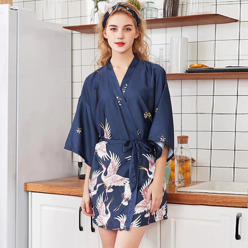 Kimono bleu nuit avec motifs de grue