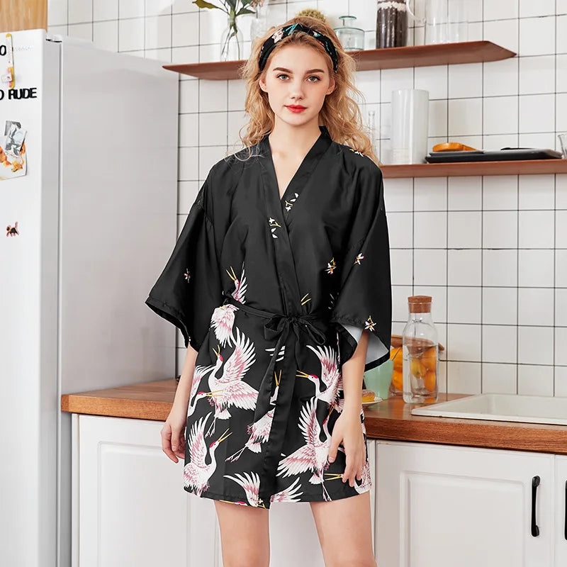 Kimono noir avec motifs de grue