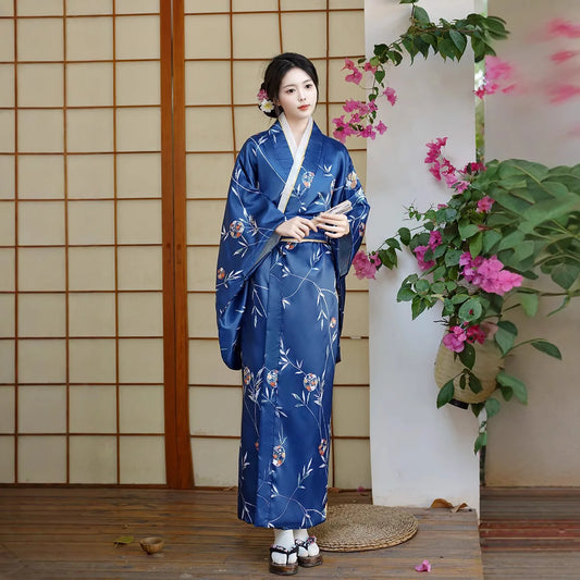 Yukata femme bleu royal avec motifs floraux élégants