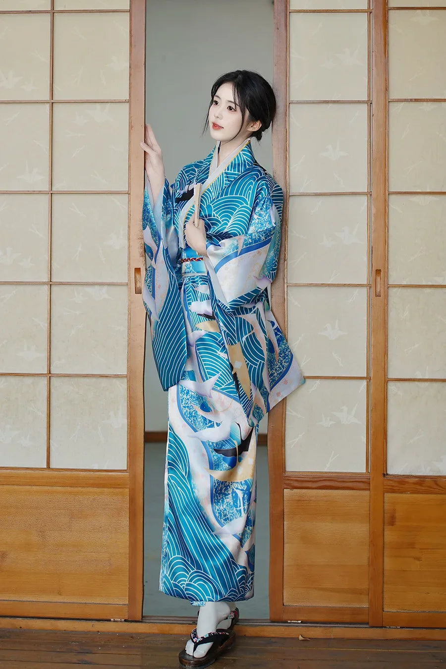 Yukata léger bleu ciel pour été avec motifs poétiques