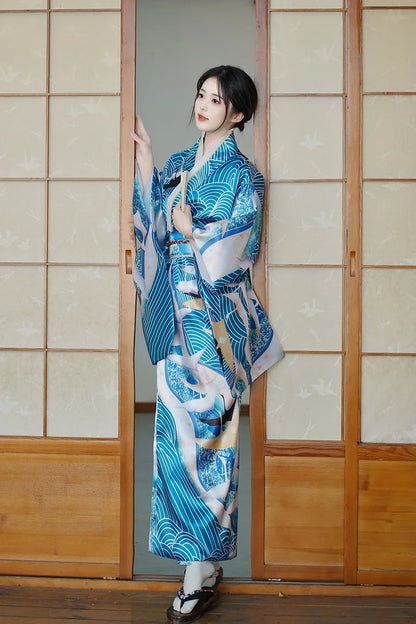 Yukata léger bleu ciel pour été avec motifs poétiques