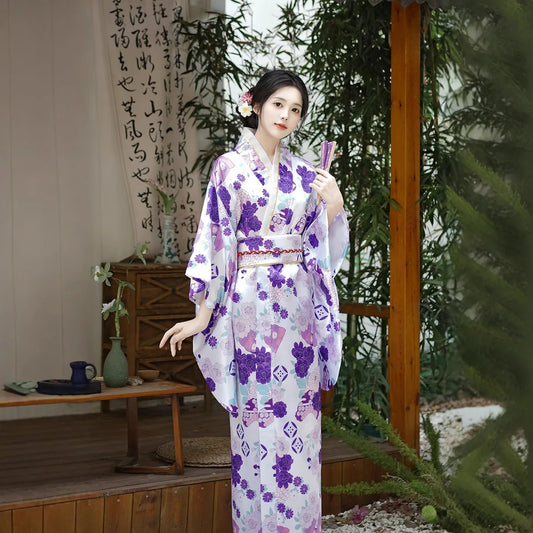 Yukata femme à fleurs violettes sur fond clair