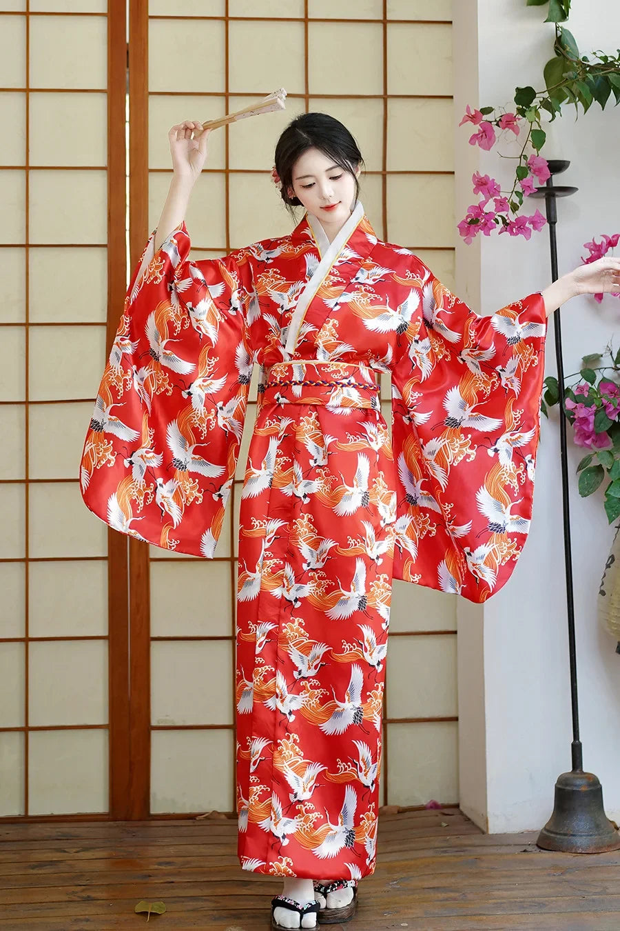 Yukata femme rouge avec motifs de cigognes japonaises