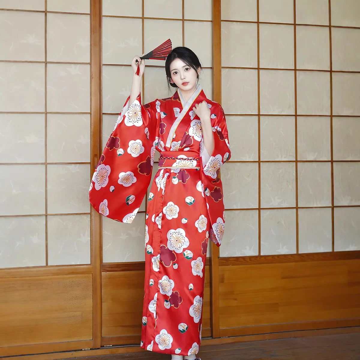 Yukata femme rouge avec motifs de fleurs japonaises
