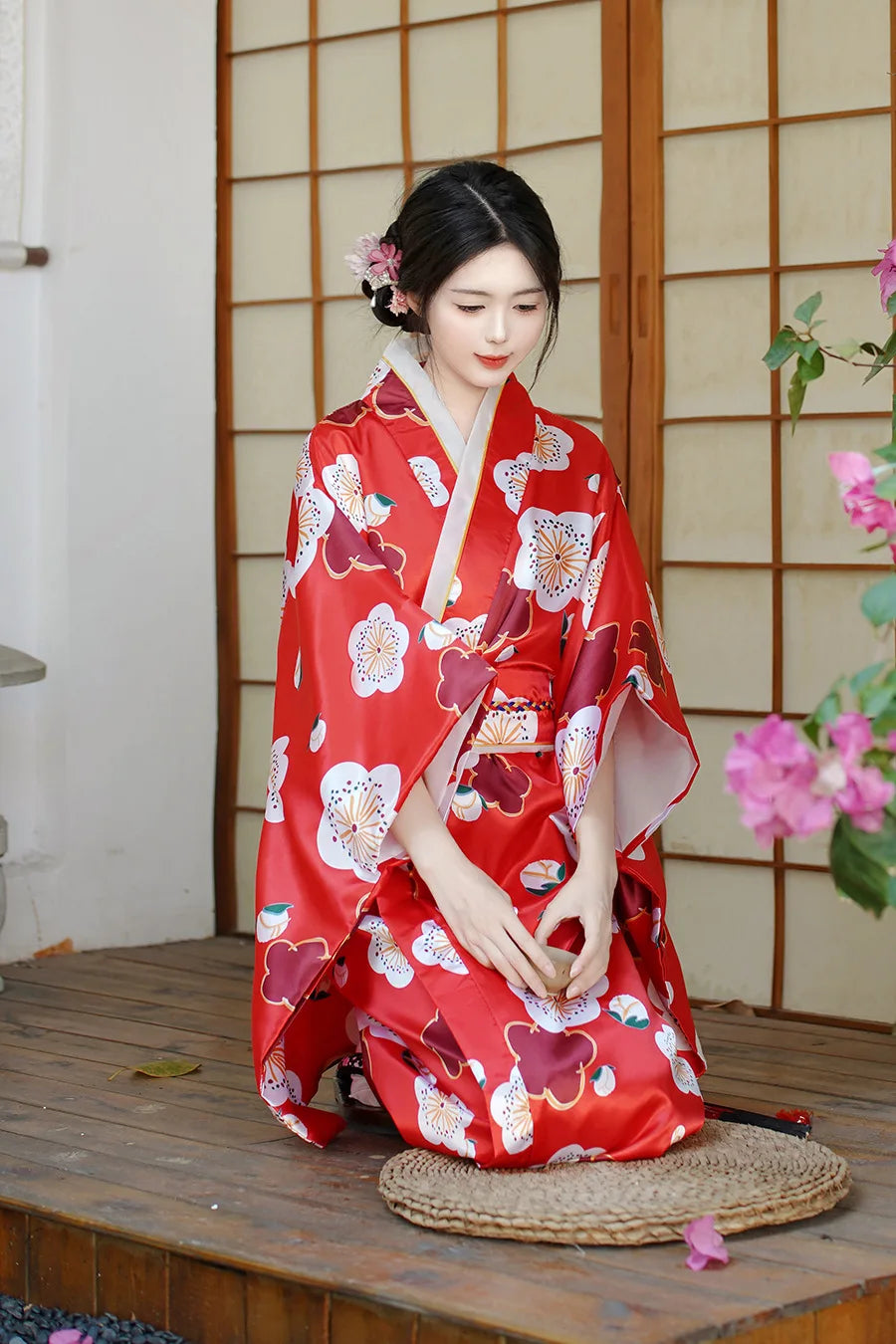 Yukata rouge femme orné de fleurs roses et violettes