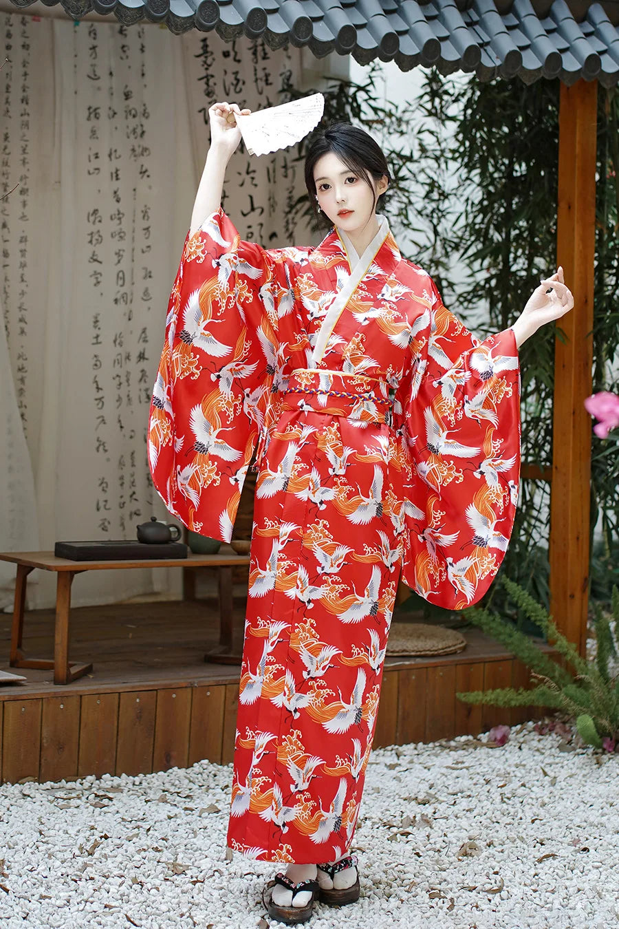 Yukata rouge japonais orné de cigognes blanches