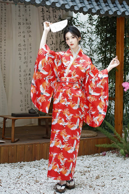 Yukata rouge japonais orné de cigognes blanches
